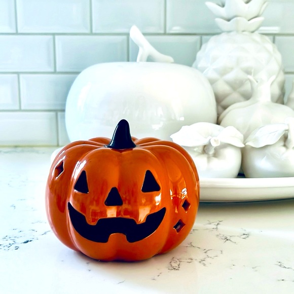 Target Bulleye’s Pre Lit Ceramic Jack-O’-Lantern - Picture 3 of 14